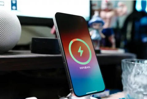 三更罗镇苹果15换屏服务分享用什么充电器给iPhone15充电更好 
